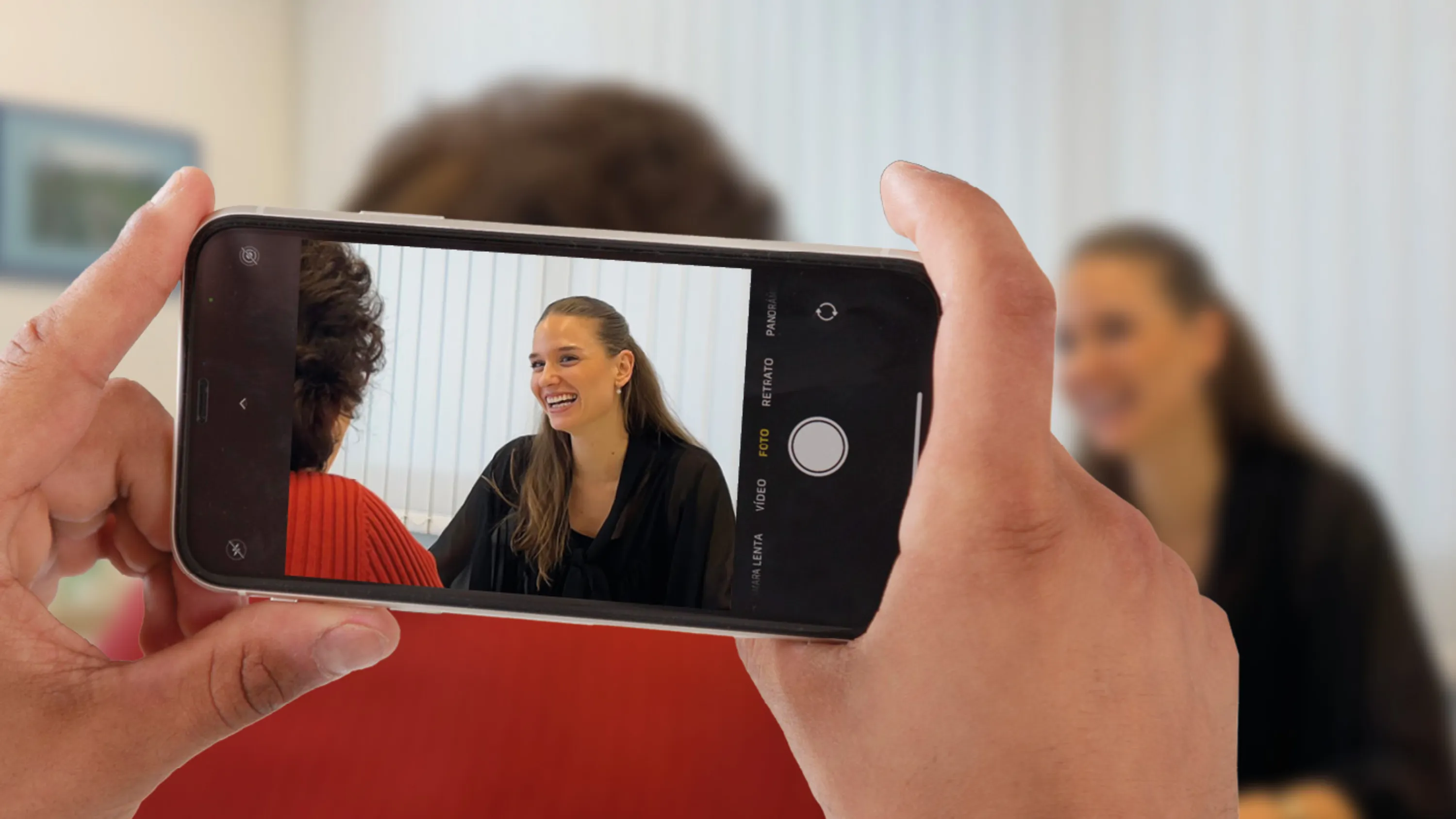 Lorraine Lüthi und Frau S in der Sozialberatung