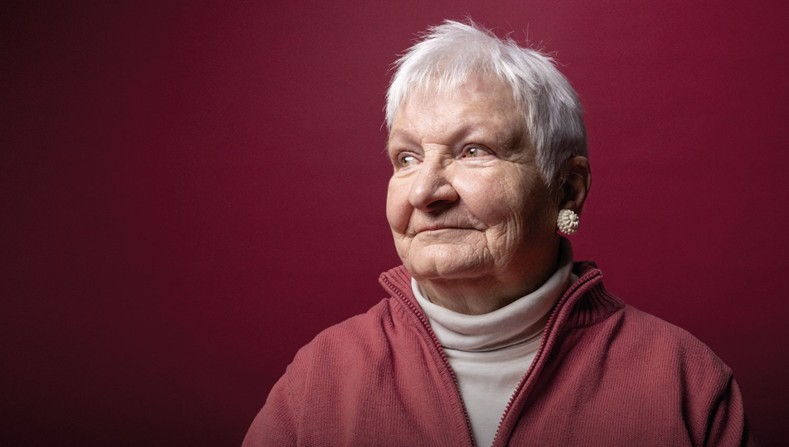Eine ältere Frau mit ernstem Gesichtsausdruck.