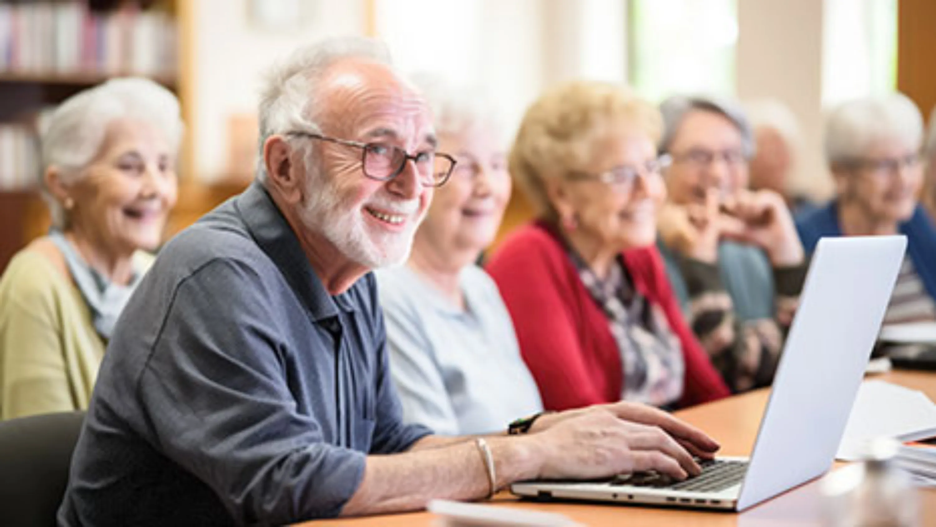 Eine Gruppe älterer Menschen im Sprachunterricht
