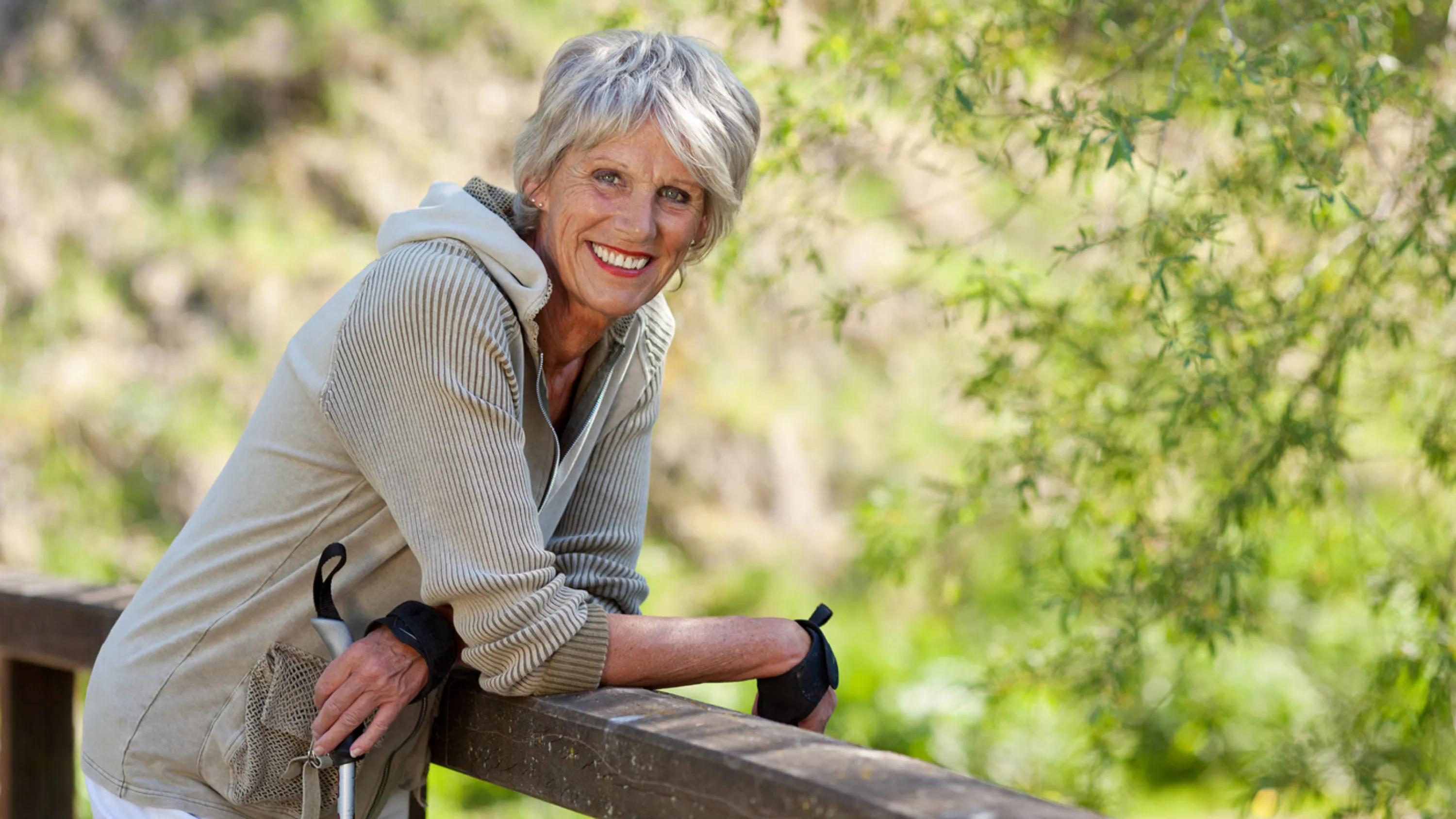 Una donna fa un'escursione con il bel tempo.