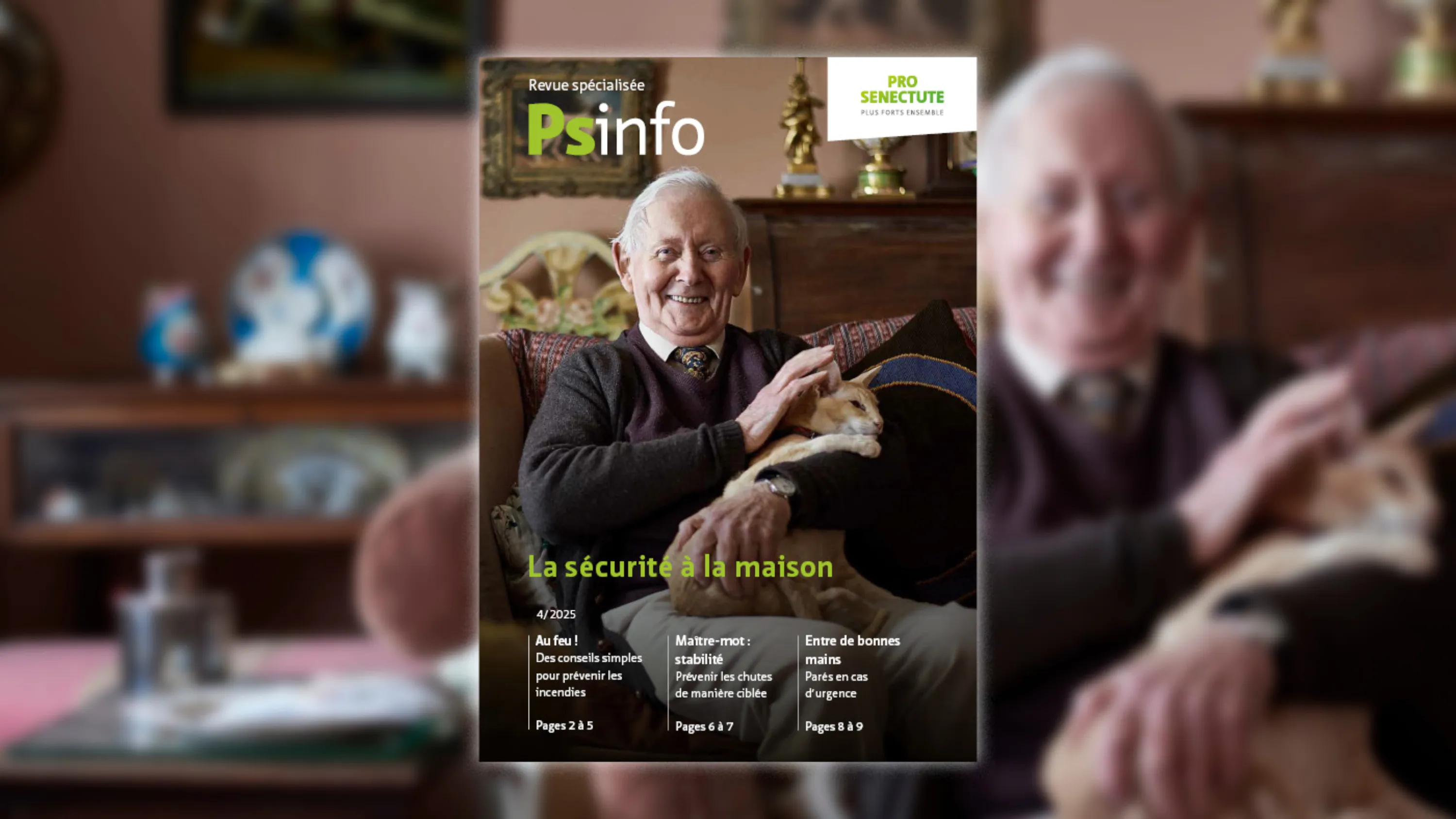 Un homme âgé est assis sur le canapé, un chat dans les bras.