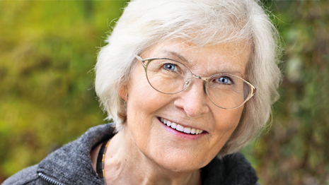 Frau mit Brille jünger